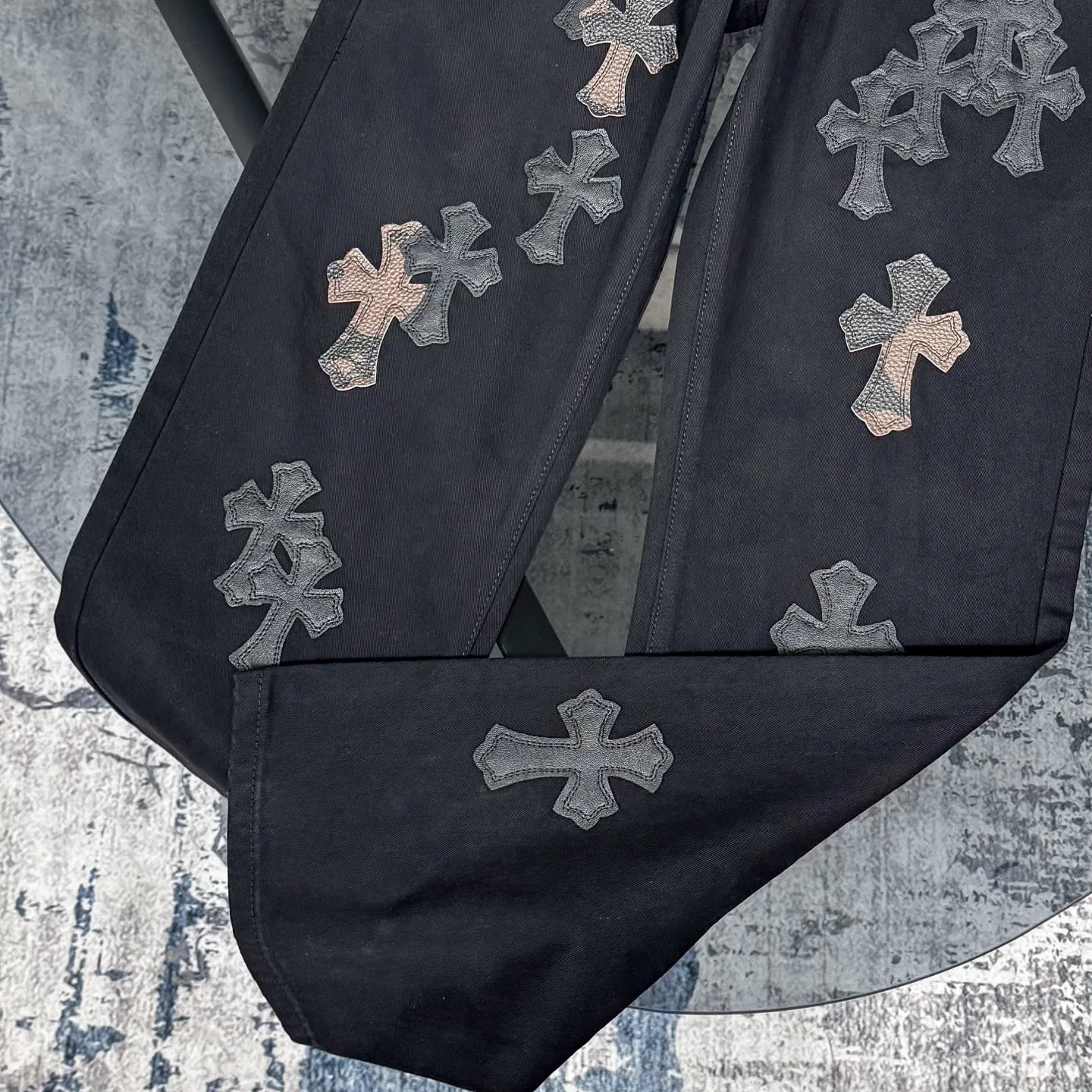 P270 Chrome Hearts CH casual black trousers cross-patched leather jeans. Original purchased and patterned to truly restore the ultimate texture of Vintage. Special Italian cowhide print and then cut. Customized sheepskin three-layer thick line leather. The whole is spliced in heavy water washing process. Craftsmen hand-splash ink. You can see the details. Three-dimensional cutting version. Loose and comfortable. Not flattering on the figure. Shows height and slimness. Factory Seiko. Original quality control. Same style for men and women. Can be matched with couples. Versatile recommendation. The must-have jeans for all seasons Color: black Size: 28/30/32/34 Waist: 73/78/83/88 Pants length: 102/104/106/108